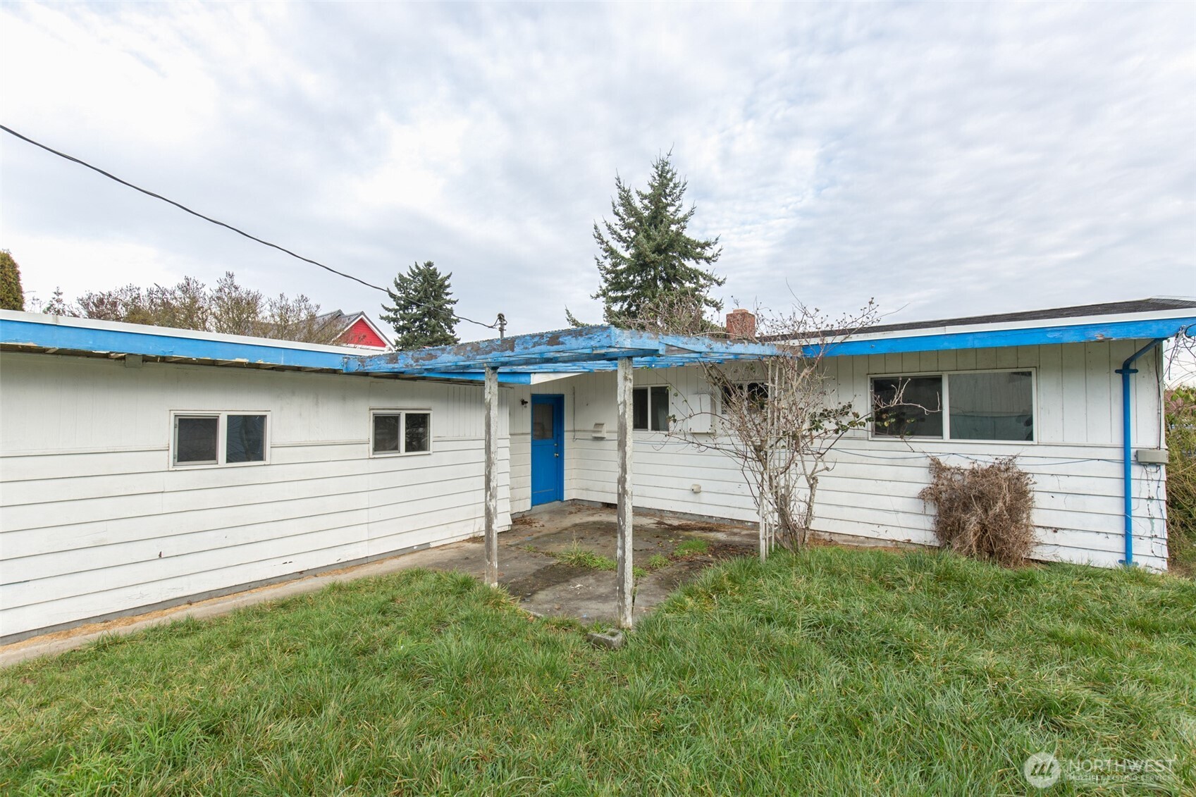 910 East 7th Street Port Angeles, WA 98362 - Photo 28 of 33 a front view of a house with a garden