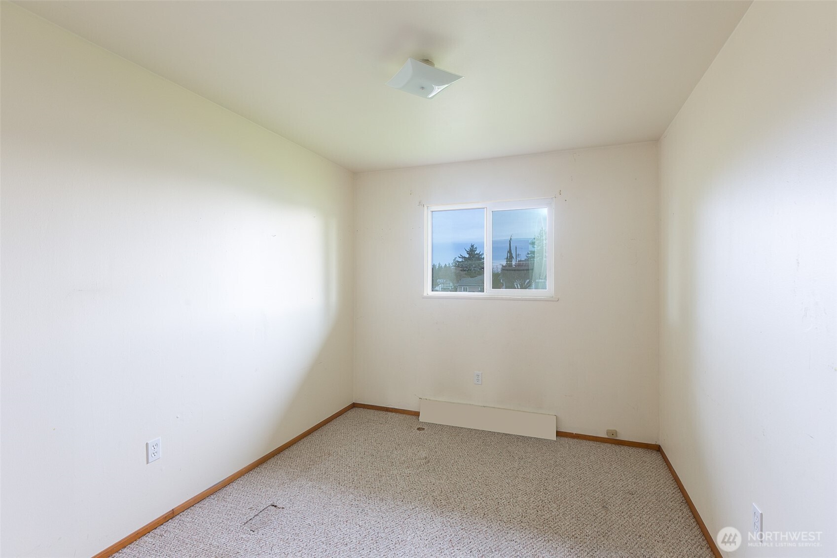 910 East 7th Street Port Angeles, WA 98362 - Photo 9 of 33 an empty room with a window
