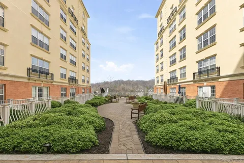 $699,000 | 10 Byron Place, Unit 804, Larchmont, NY 10538