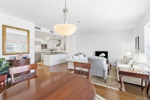 $699,000 | 10 Byron Place, Unit 804, Larchmont, NY 10538