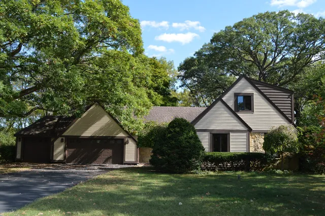 $296,900 | 1701 Woodcrest Drive, St. Anne, IL 60964