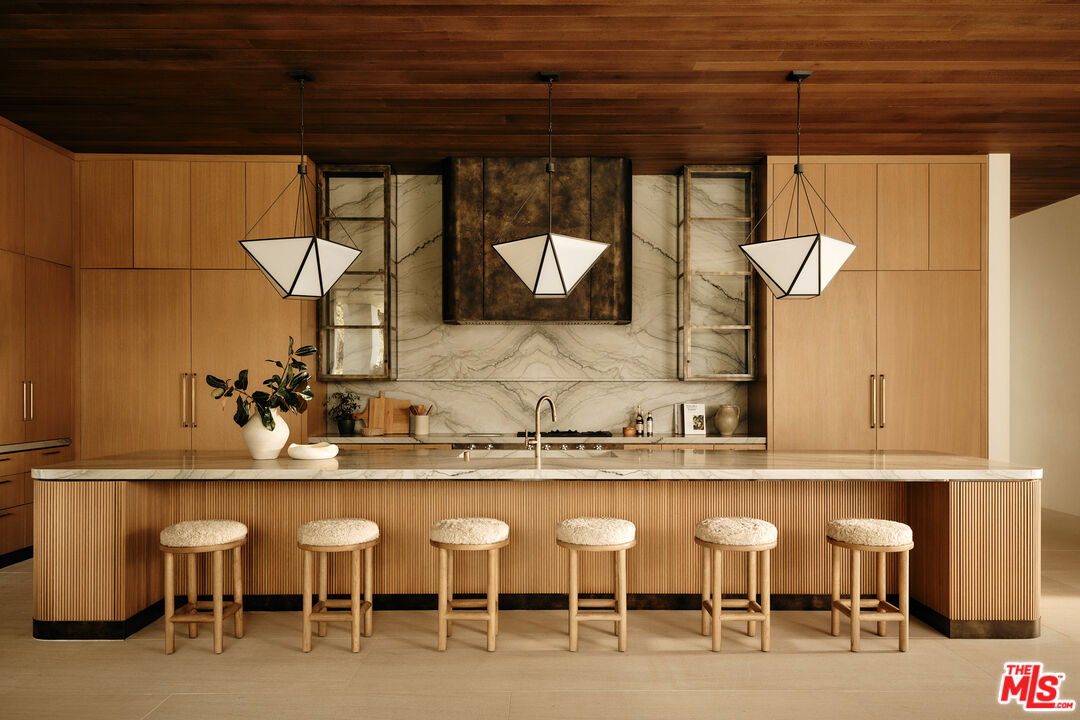 401 North Tigertail Road Los Angeles, CA 90049 - Photo 12 of 41 a bathroom with two chairs and a table