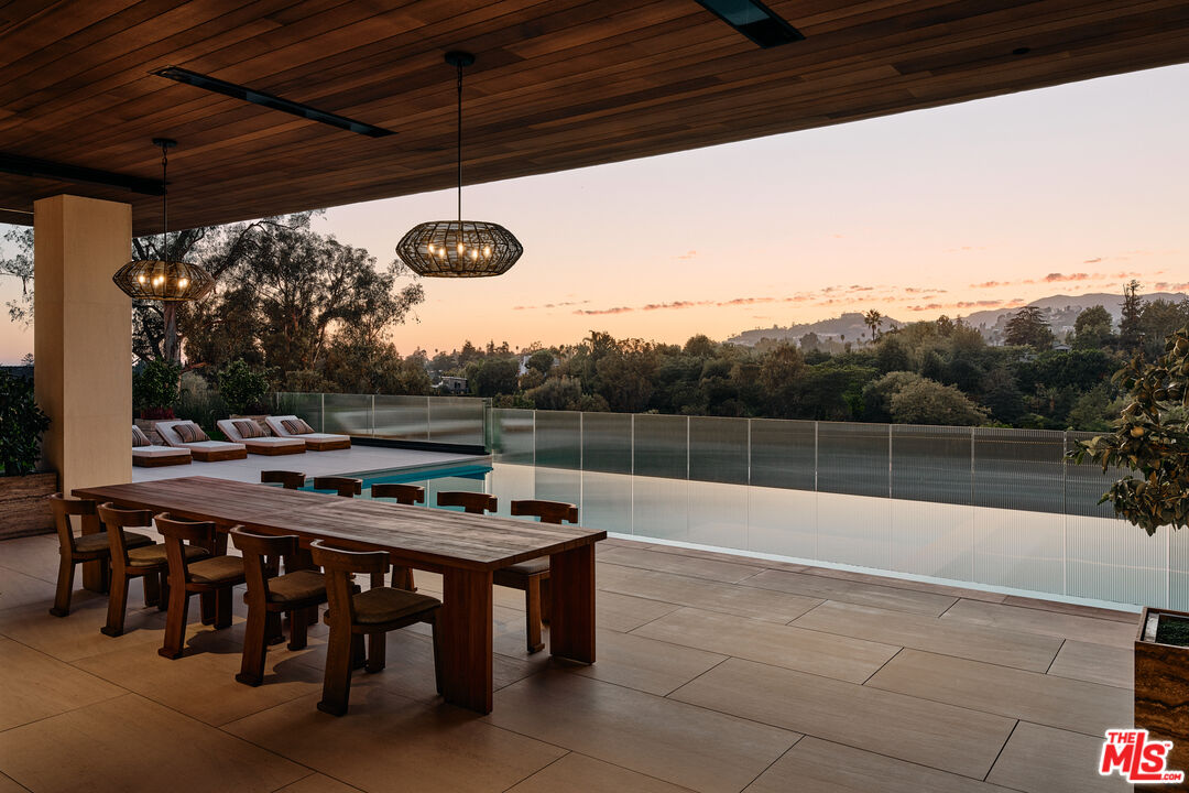 401 North Tigertail Road Los Angeles, CA 90049 - Photo 40 of 41 a backyard of a house with table and chairs