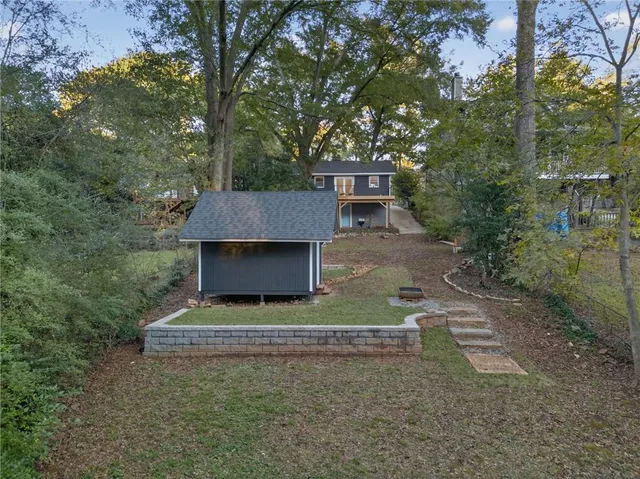 a view of a house with a yard