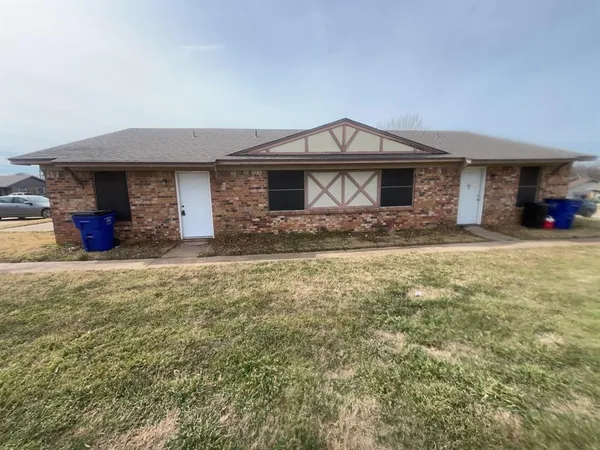 $900 | 201 Pine Meadow Drive, Unit A, Kennedale, TX 76060