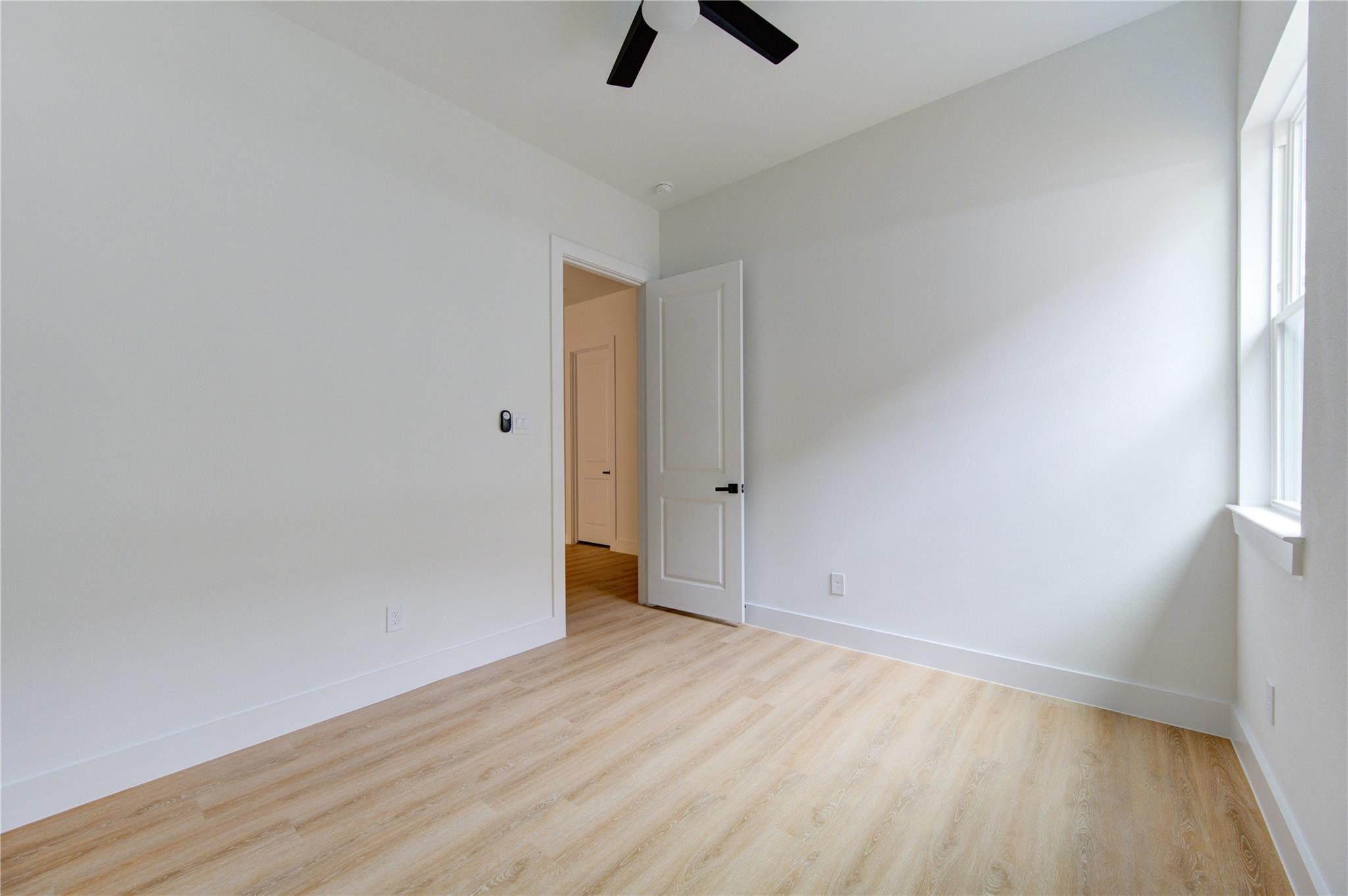 4029 Knoxville Street, Unit B Houston, TX 77051 - Photo 11 of 33 an empty room with ceiling fan and window
