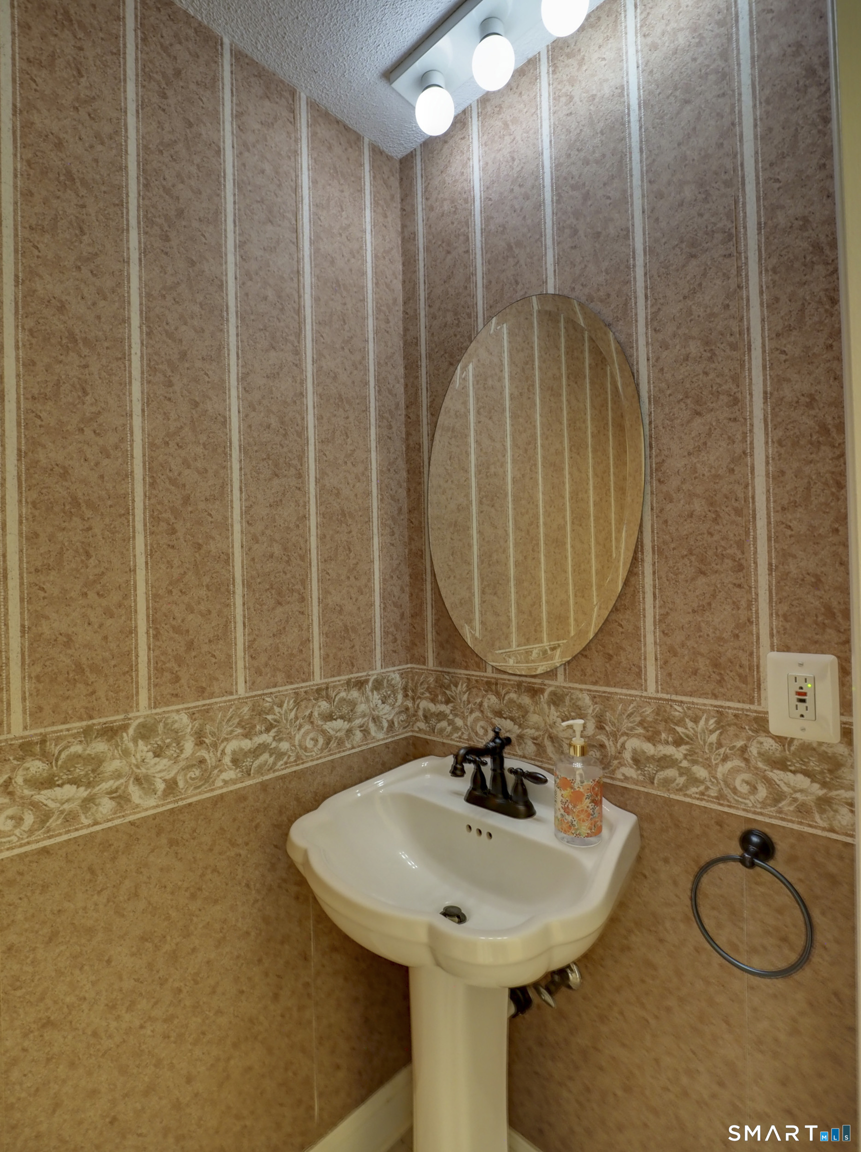 412 Pilgrims Harbor, Unit 412 Wallingford, CT 06492 - Photo 14 of 22 a bathroom with a sink and a mirror