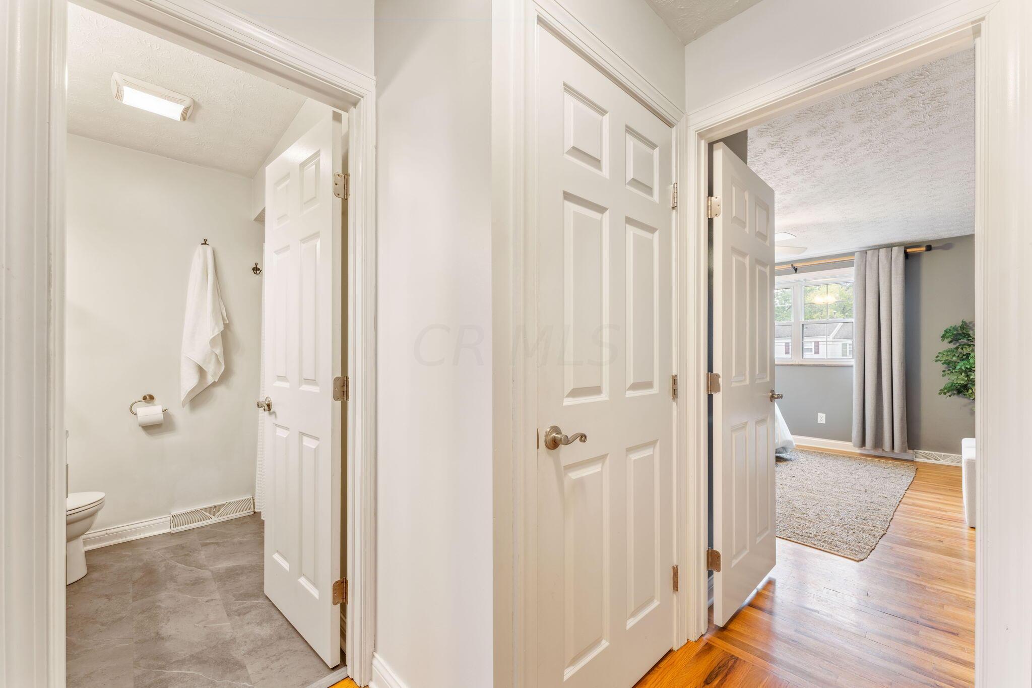 832 Palmer Road Columbus, OH 43212 - Photo 20 of 35 Full Bathroom / Hallway