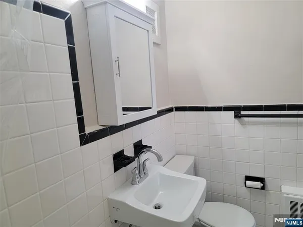 $1,825 | 68 Magnolia Avenue, Unit 6, Hillsdale, NJ 07642