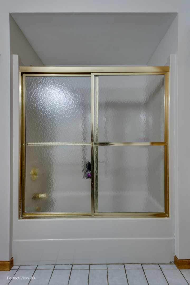 25255 South Tehle Road Elwood, IL 60421 - Photo 21 of 31 a bathroom with a glass shower door