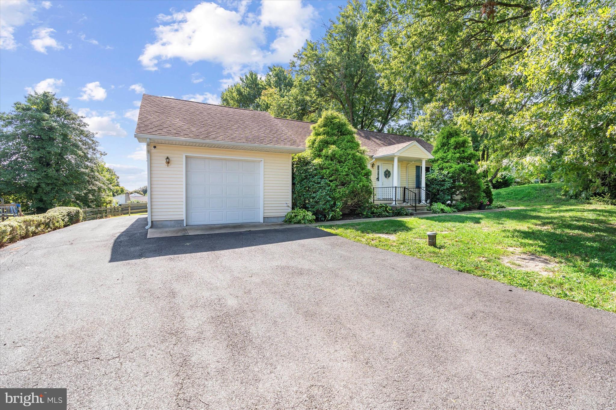 4 Wedgewood Road Newark, DE 19711 - Photo 3 of 34 Spacious driveway with attached garage