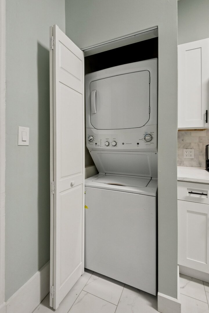 903 West Addison Street, Unit 1 Chicago, IL 60613 - Photo 11 of 25 a utility room with dryer and washer