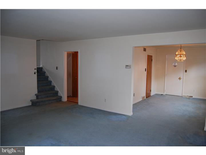 625 Cheyney Road Springfield, PA 19064 - Photo 3 of 24 Living Room