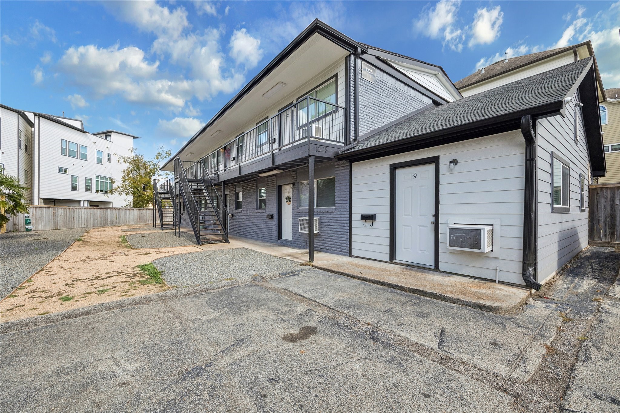 1225 West 25th Street, Unit 9 Houston, TX 77008 - Photo 10 of 11 a view of a house with a large space