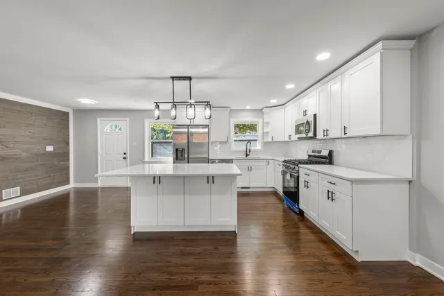 $409,900 | 4433 West 100th Street, Oak Lawn, IL 60453