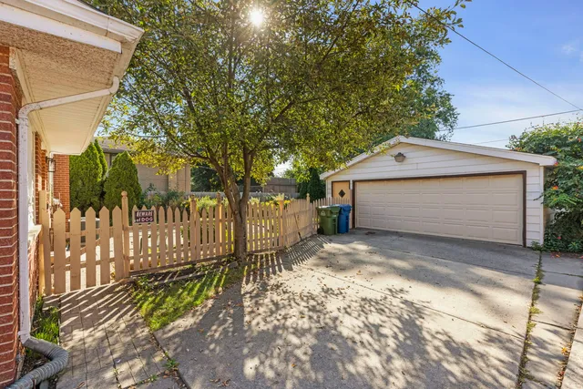 $409,900 | 4433 West 100th Street, Oak Lawn, IL 60453