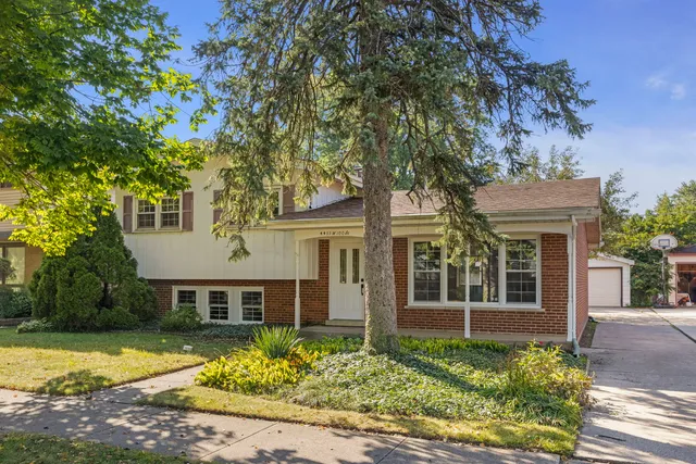 $409,900 | 4433 West 100th Street, Oak Lawn, IL 60453