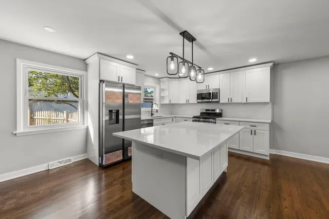 $409,900 | 4433 West 100th Street, Oak Lawn, IL 60453