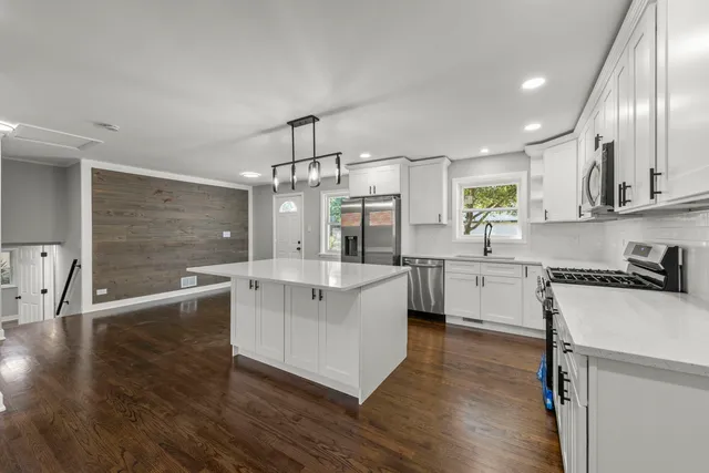 $409,900 | 4433 West 100th Street, Oak Lawn, IL 60453