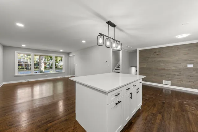 $409,900 | 4433 West 100th Street, Oak Lawn, IL 60453