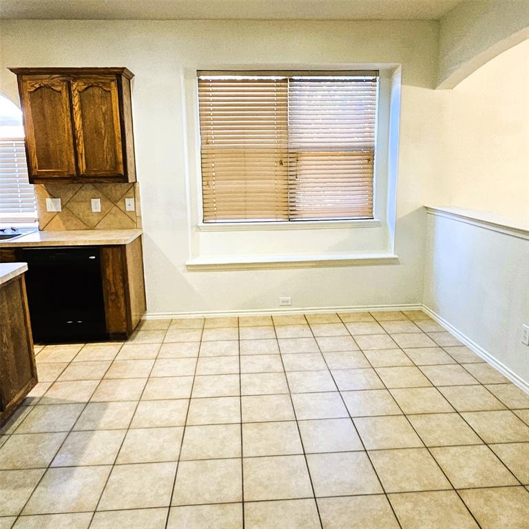 7909 Raton Ridge Lane Arlington, TX 76002 - Photo 5 of 10 a view of a kitchen