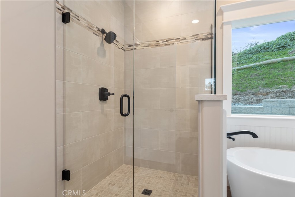 132 Burket Place Paso Robles, CA 93446 - Photo 27 of 30 a bathroom with a shower and a bathtub