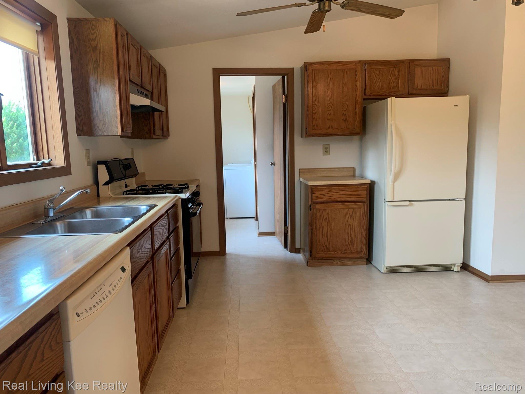 2272 London Bridge Drive, Unit 51 Rochester, MI 48307 - Photo 14 of 31 Plenty of Kitchen Space!