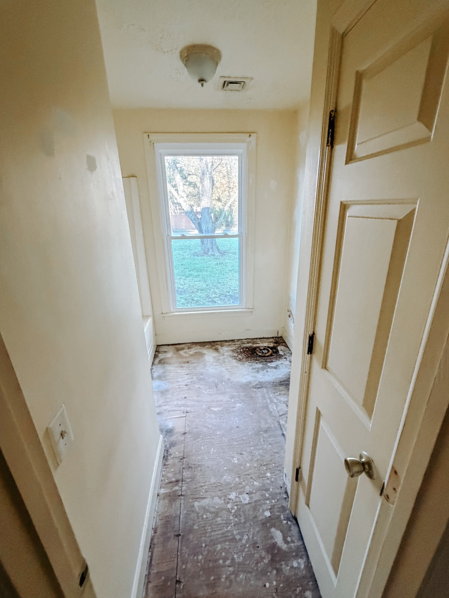 355 Marrell Street Gallatin, TN 37066 - Photo 11 of 13 a view of an empty room with a window