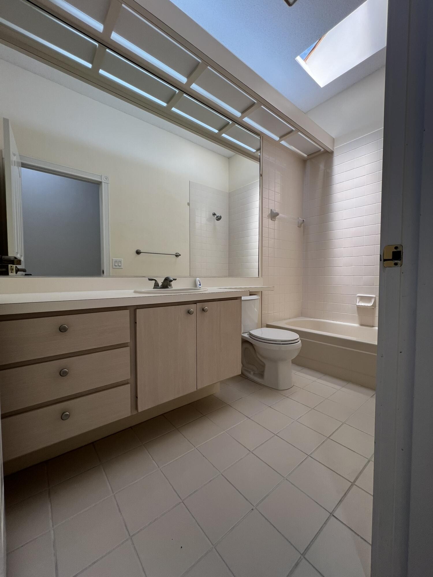 244 Hampton Place Jupiter, FL 33458 - Photo 23 of 31 Guest Bathroom