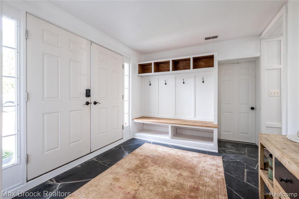 31170 Lahser Road Beverly Hills, MI 48025 - Photo 3 of 30