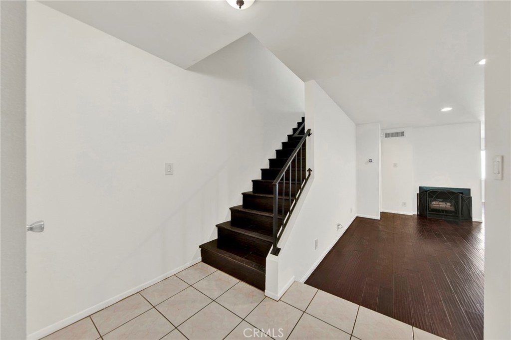 9745 Vía Roma Burbank, CA 91504 - Photo 8 of 18 Gallery Image 8