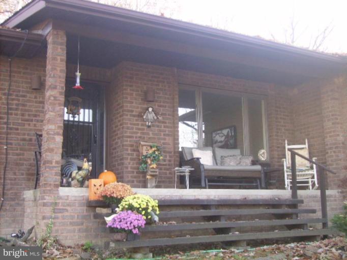 84 County Rte 9/11 Berkeley Springs, WV 25411 - Photo 9 of 22 Front porch