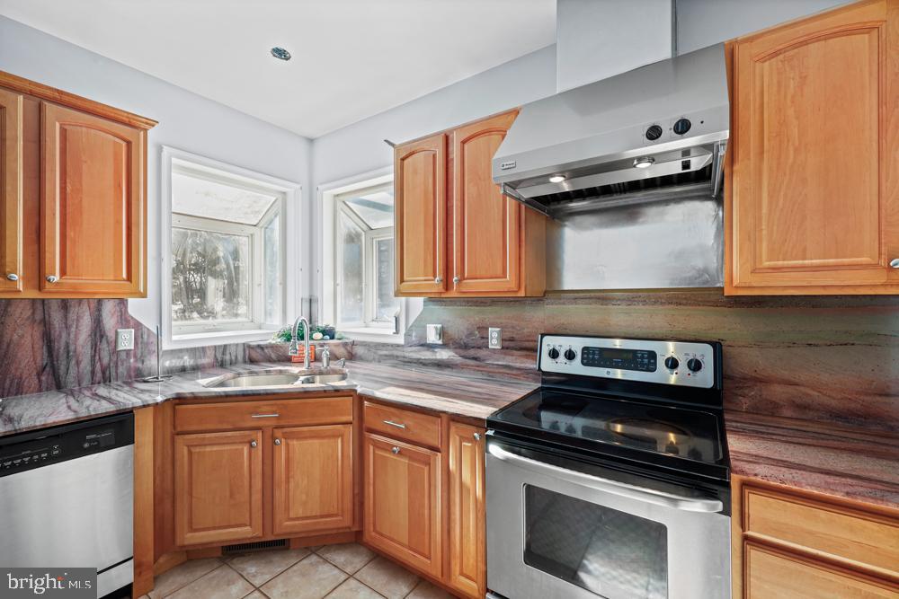 13710 Baden Naylor Road Upper Marlboro, MD 20772 - Photo 15 of 66 a kitchen with stainless steel appliances granite countertop a sink stove and microwave