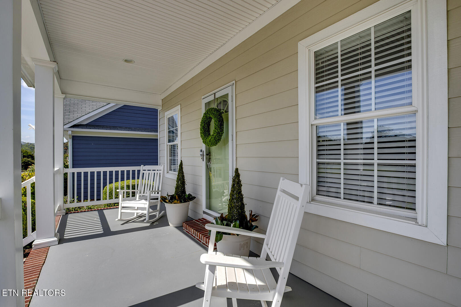 05_LibertyCourt_105_FrontPorch02