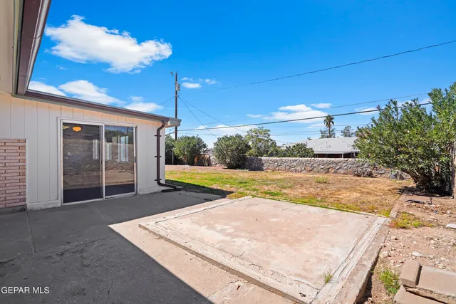 a view of a backyard