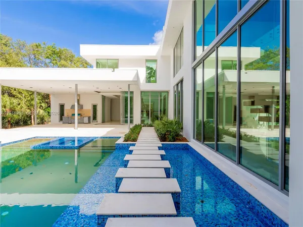 $10,495,000 | 6720 Southwest 98th Street, Pinecrest, FL 33156