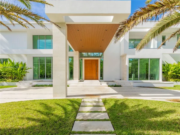 $10,495,000 | 6720 Southwest 98th Street, Pinecrest, FL 33156