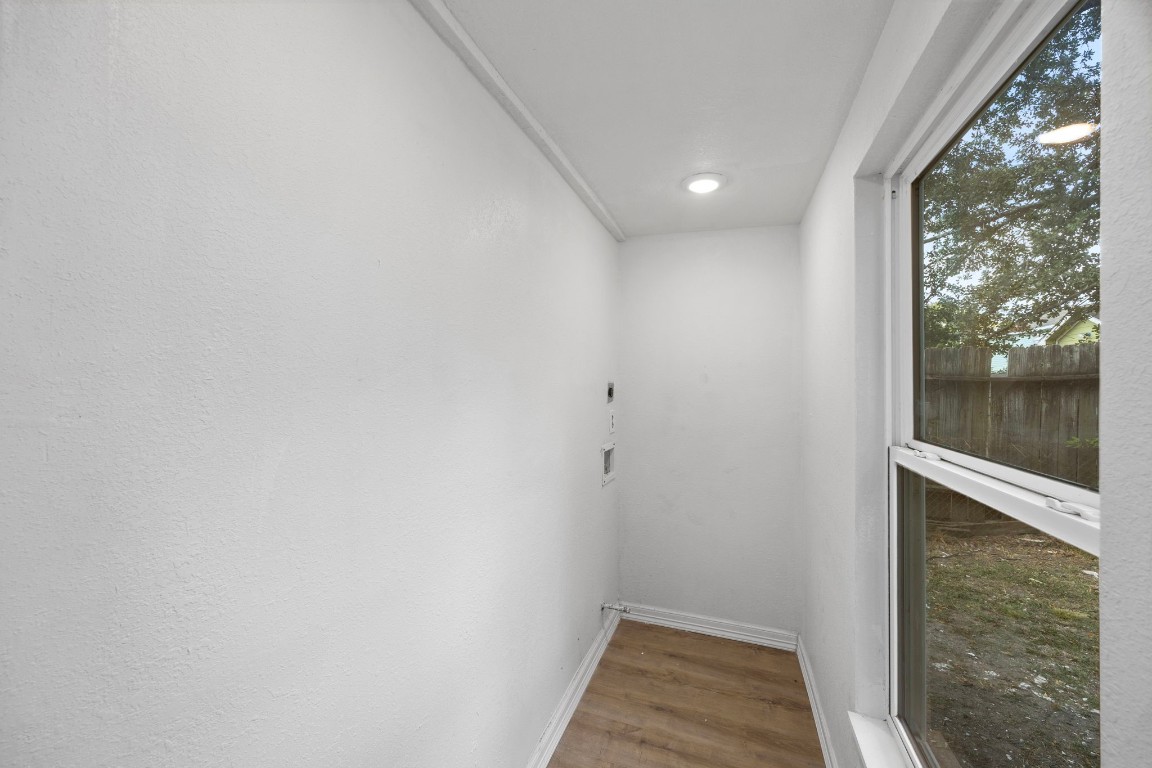 905 Elm Avenue Pasadena, TX 77506 - Photo 13 of 21 a view of hallway