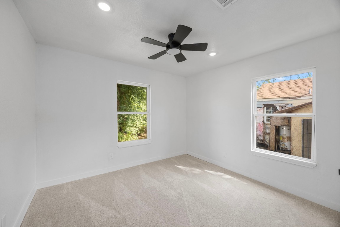 905 Elm Avenue Pasadena, TX 77506 - Photo 17 of 21 a view of an empty room with a window