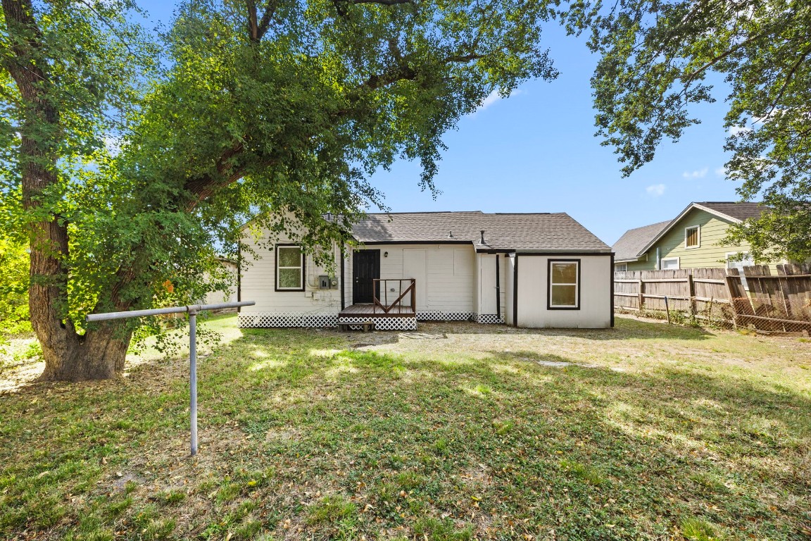 905 Elm Avenue Pasadena, TX 77506 - Photo 19 of 21 a house view with a outdoor space