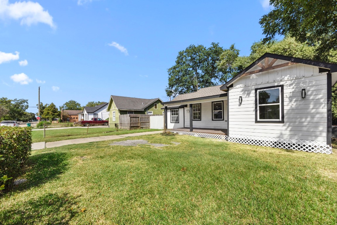 905 Elm Avenue Pasadena, TX 77506 - Photo 4 of 21 a front view of a house with a garden