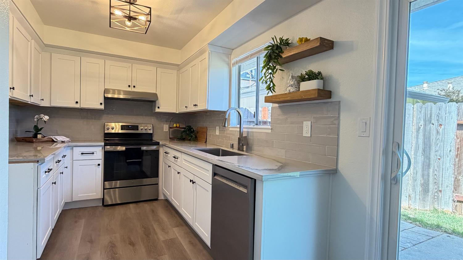 6797 Frates Way Sacramento, CA 95831 - Photo 11 of 33