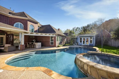 a large kitchen with kitchen island a large island in it