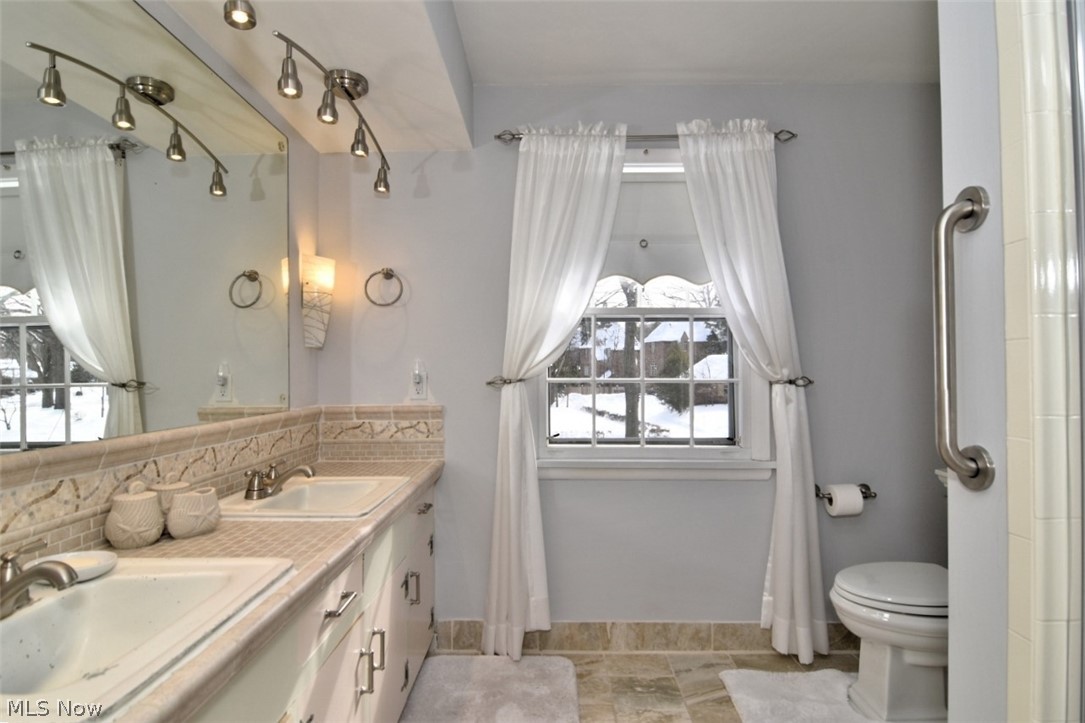 15991 Henley Road Cleveland, OH 44112 - Photo 21 of 36 Main Bedroom Full bathroom with double vanity and shower