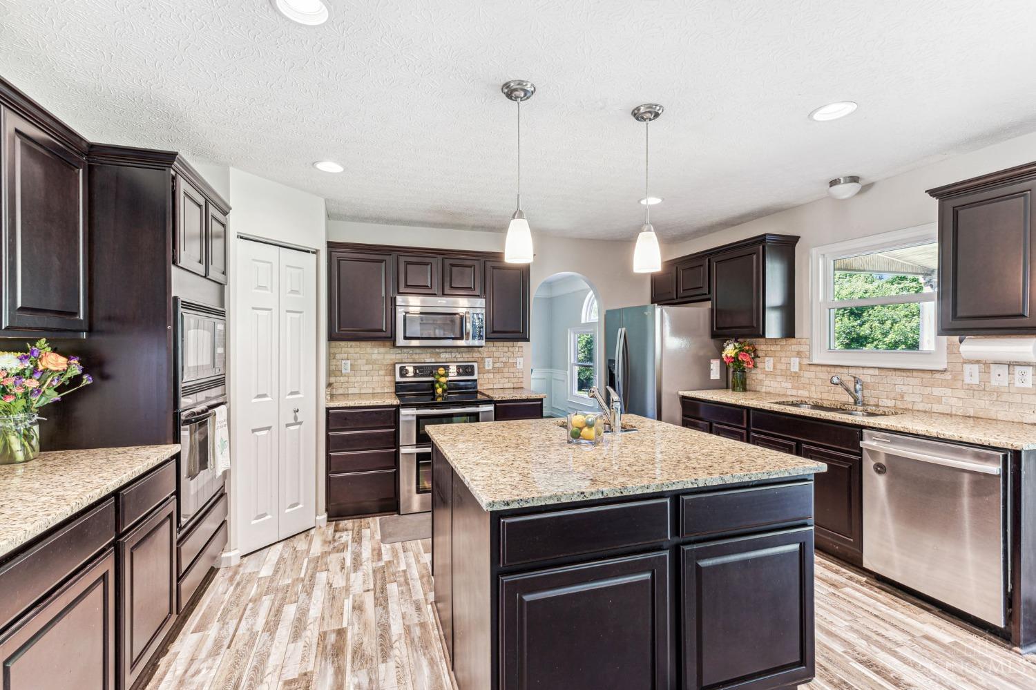 7259 Hunters Ridge Lane Cincinnati, OH 45247 - Photo 7 of 34 Gallery Image 7
