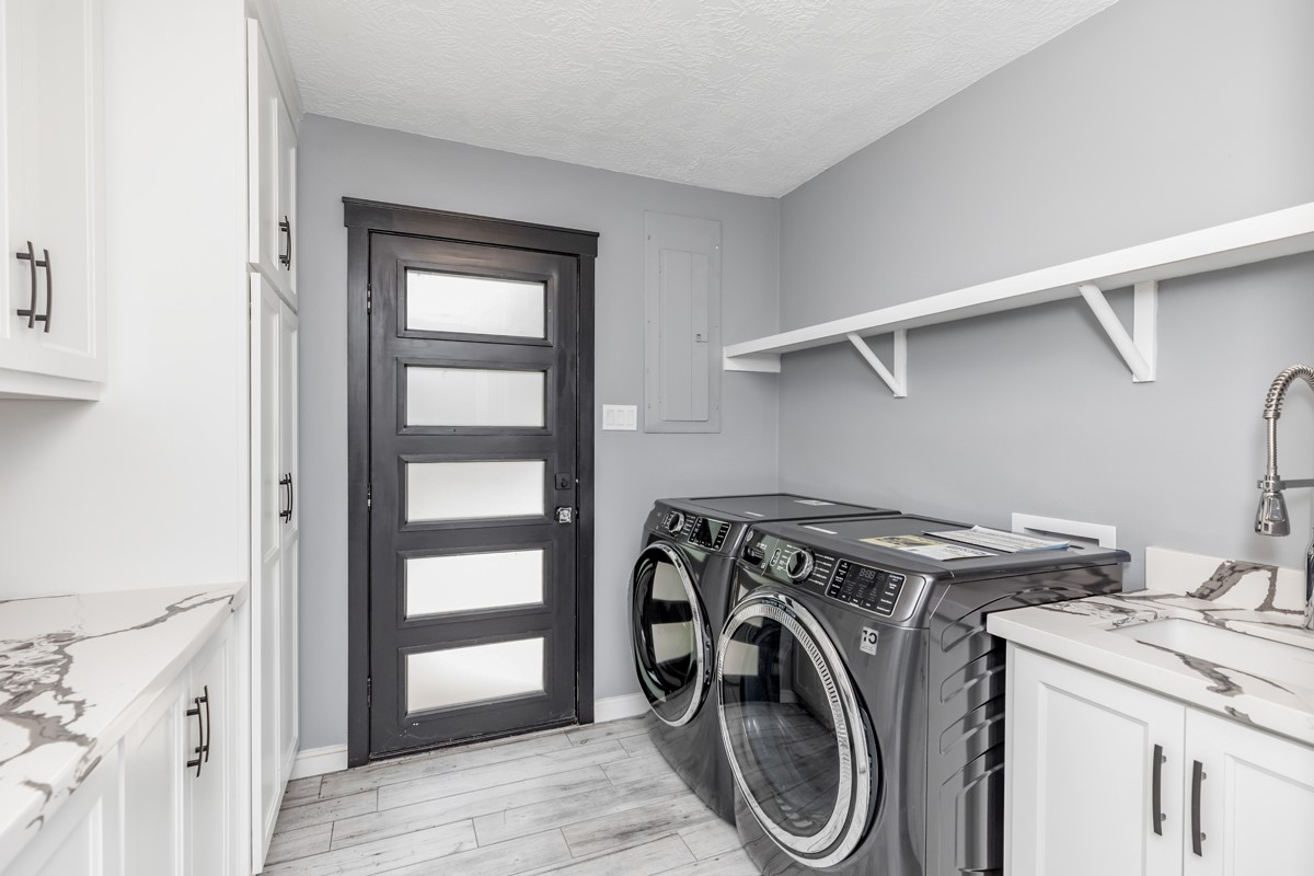 1380 Thomas Road Beaumont, TX 77706 - Photo 17 of 35 a utility room with dryer and washer