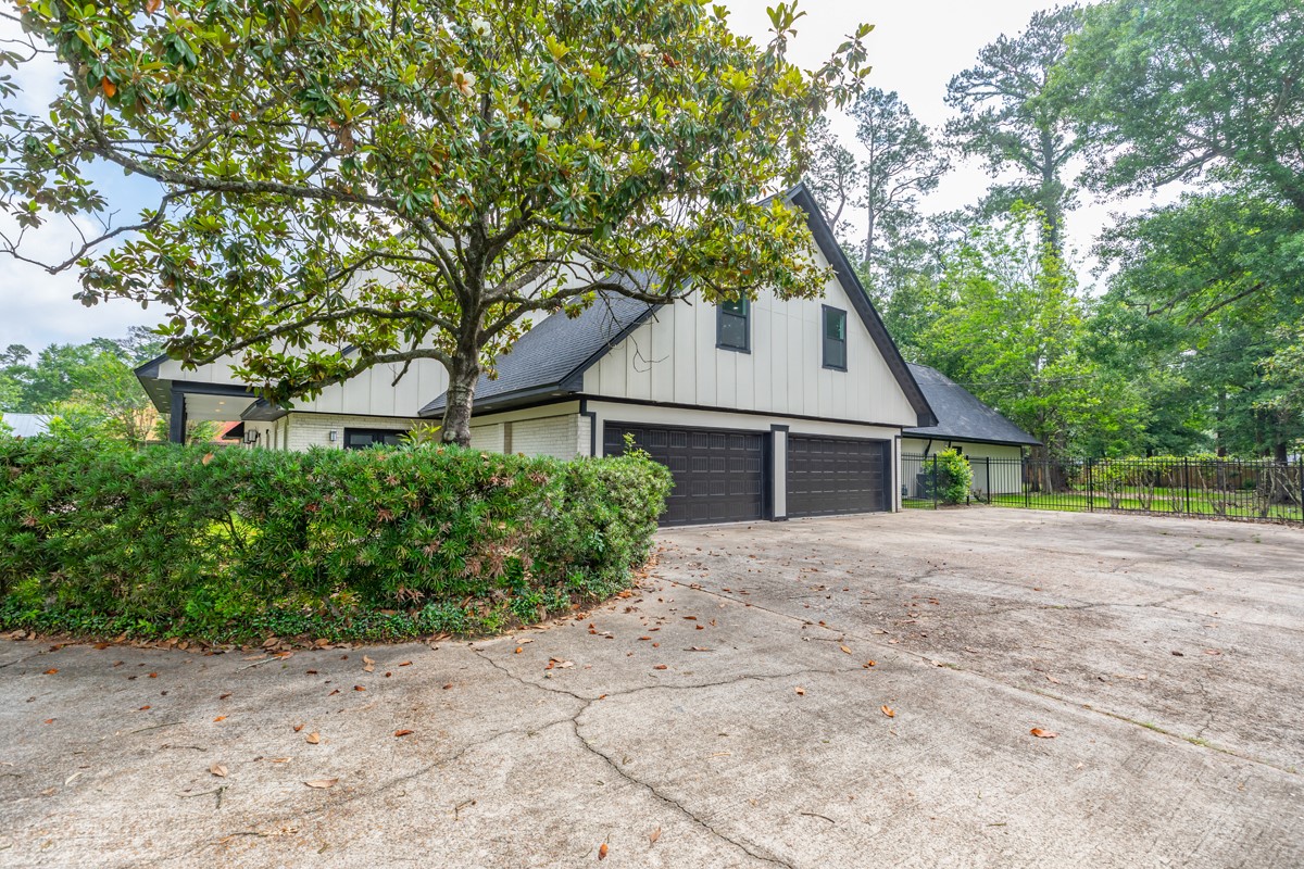 1380 Thomas Road Beaumont, TX 77706 - Photo 3 of 35 a front view of a house with a garden