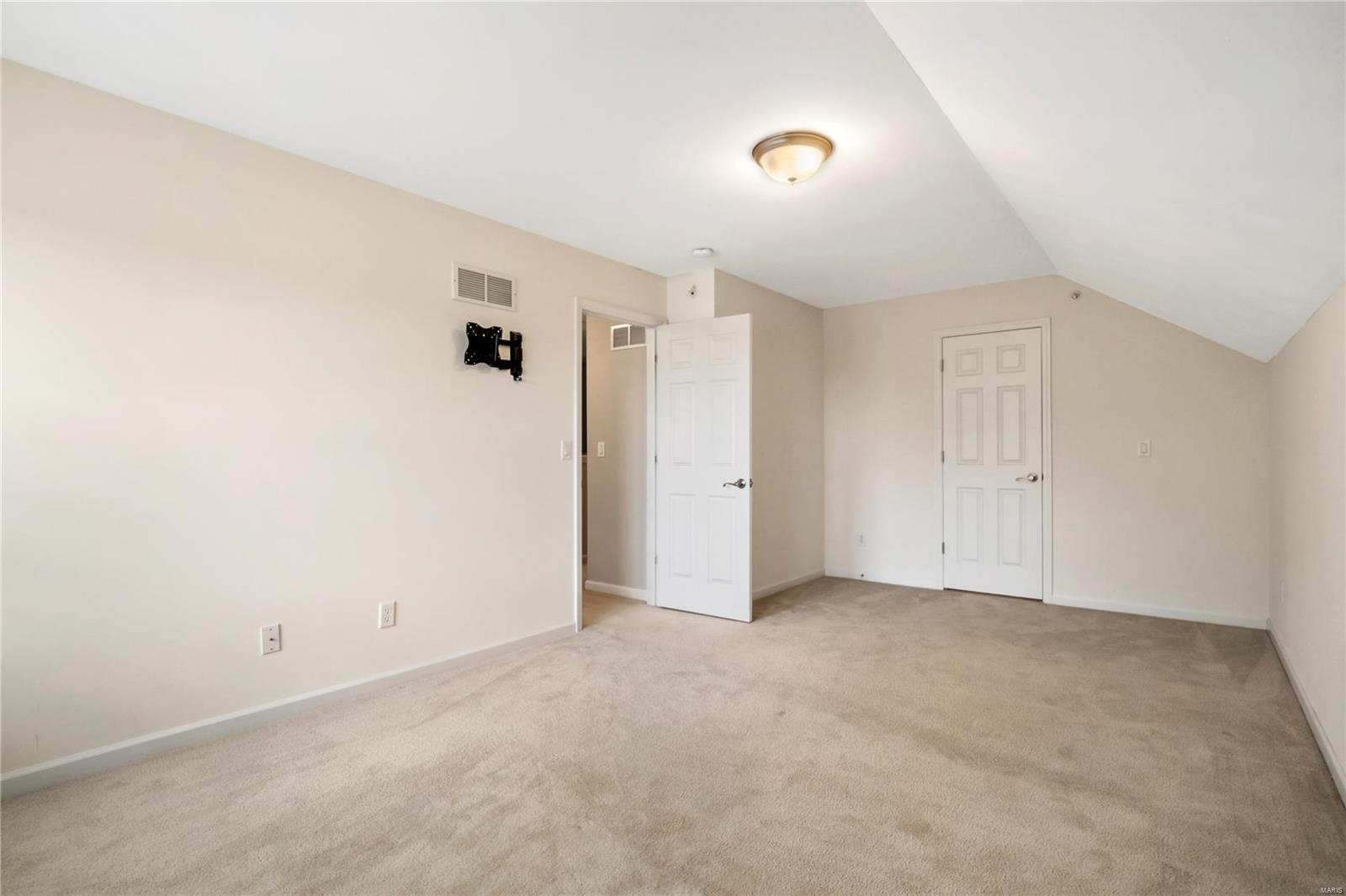 16353 Justus Post Road Chesterfield, MO 63017 - Photo 22 of 31 Gallery Image 22