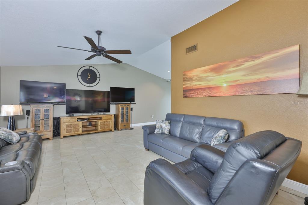 9275 133rd Street Seminole, FL 33776 - Photo 4 of 58