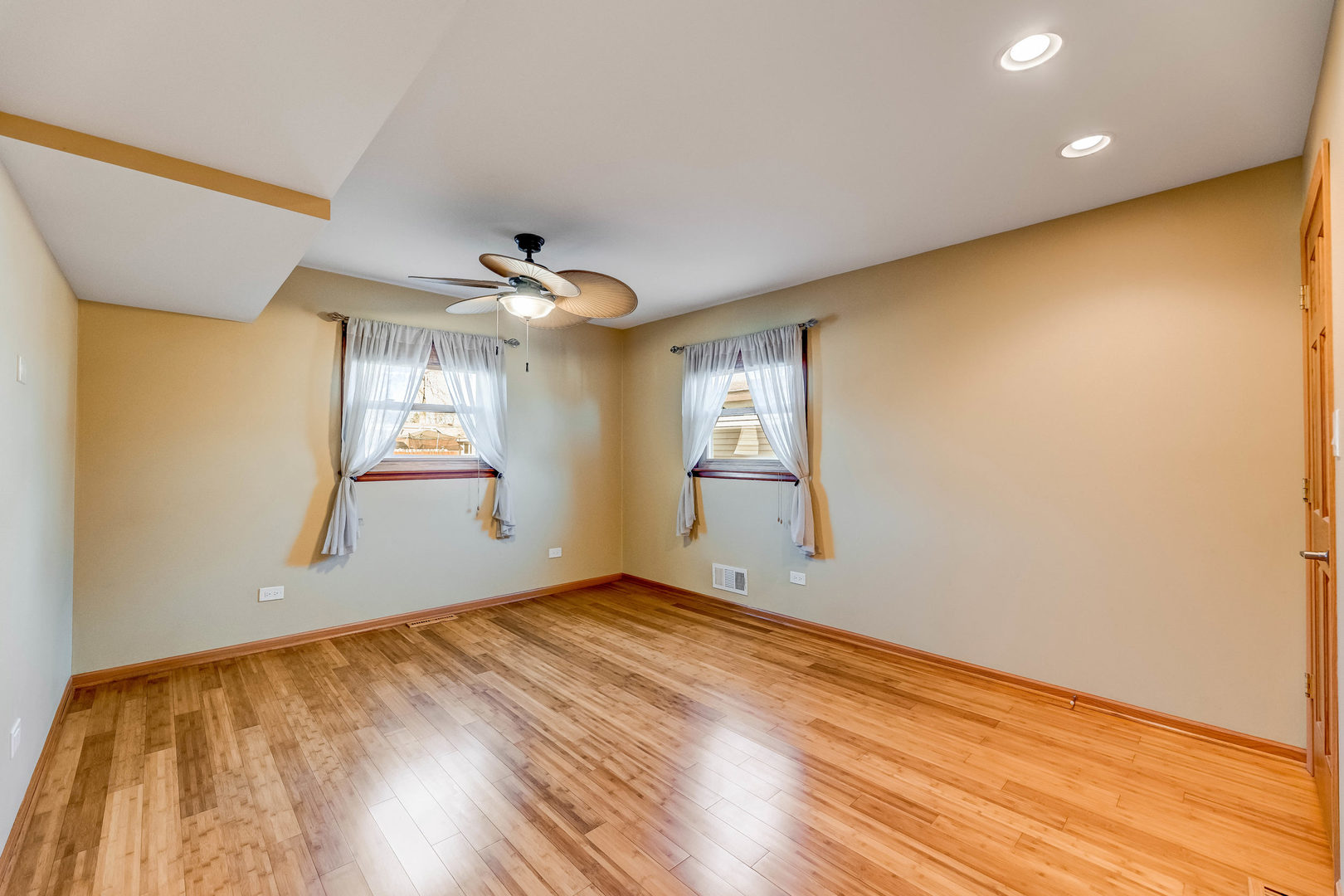 7806 West 83rd Street Bridgeview, IL 60455 - Photo 18 of 53 a view of empty room with wooden floor and fan